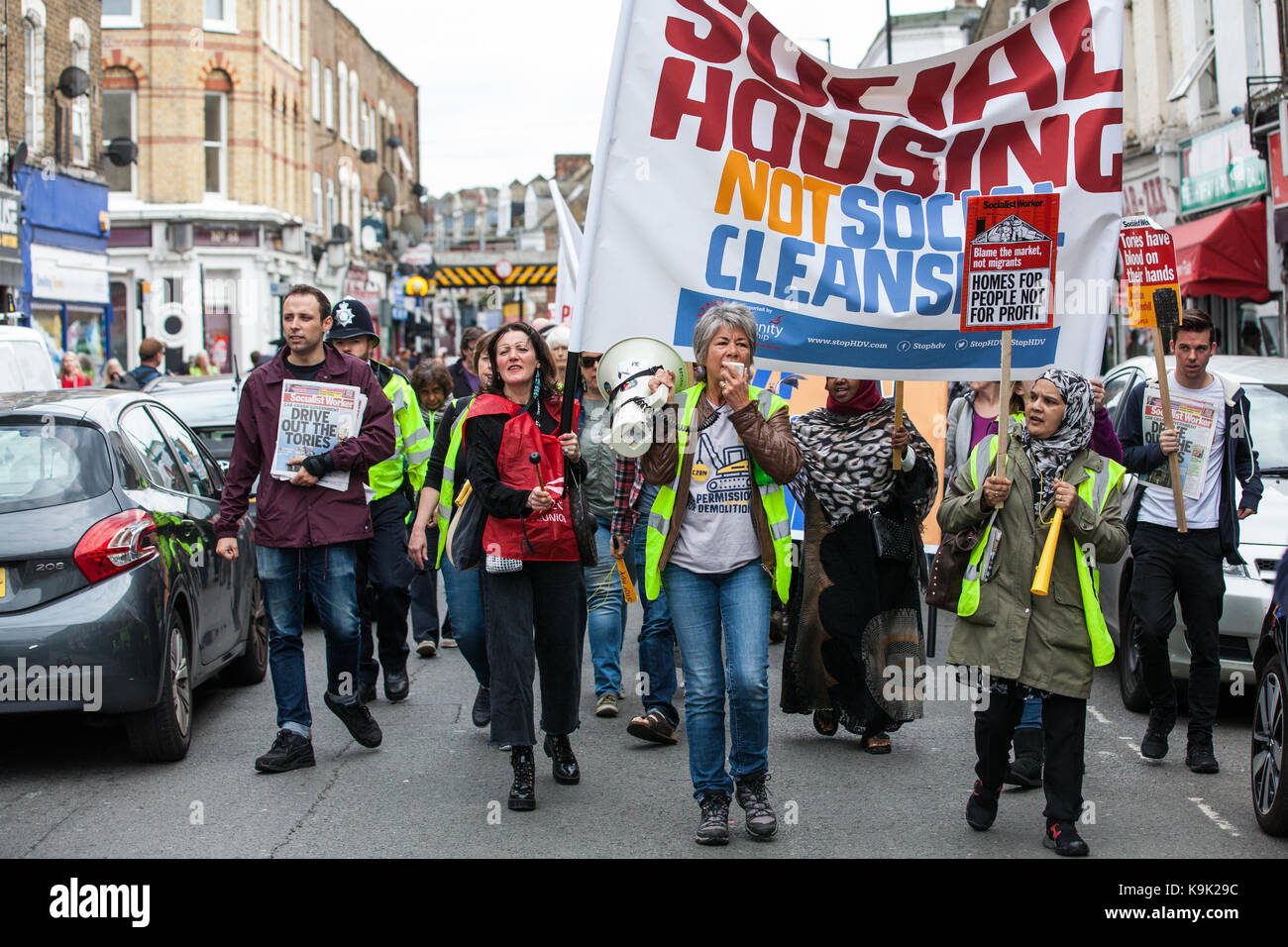 Londra, Regno Unito. 23 Sep, 2017. Gli attivisti per un migliore alloggiamento sociale fornitura marzo da sette sorelle a Finsbury park di haringey in segno di protesta contro il trasferimento da londra consigli del Consiglio tenute per gli imprenditori privati e in particolare le fasi di haringey consiglio per trasferire i beni e gli averi di developer lend lease per mezzo della haringey veicolo di sviluppo. Credito: mark kerrison/alamy live news Foto Stock