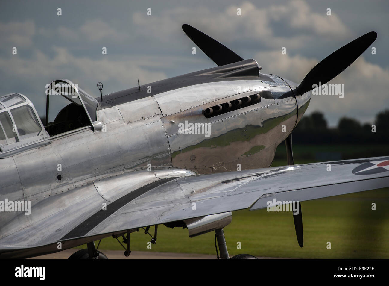 Metallo lucido di un Curtiss-Wright P-40c Warhawk - Duxford Battle of Britain Air Show che avvengono durante l'IWM (Imperial War Museum Duxford) dell'anno centenario. Duxford il ruolo di principio come una Seconda Guerra Mondiale fighter stazione è celebrata nella Battaglia di Bretagna Air Show da più di 40 aeroplani storici assunzione al cielo. Foto Stock