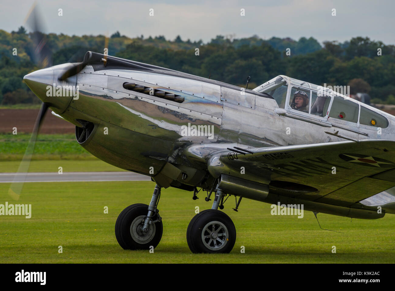 Il metallo lucido Curtiss-Wright P-40c Warhawk fa del suo display - Duxford Battle of Britain Air Show che avvengono durante l'IWM (Imperial War Museum Duxford) dell'anno centenario. Duxford il ruolo di principio come una Seconda Guerra Mondiale fighter stazione è celebrata nella Battaglia di Bretagna Air Show da più di 40 aeroplani storici assunzione al cielo. Foto Stock