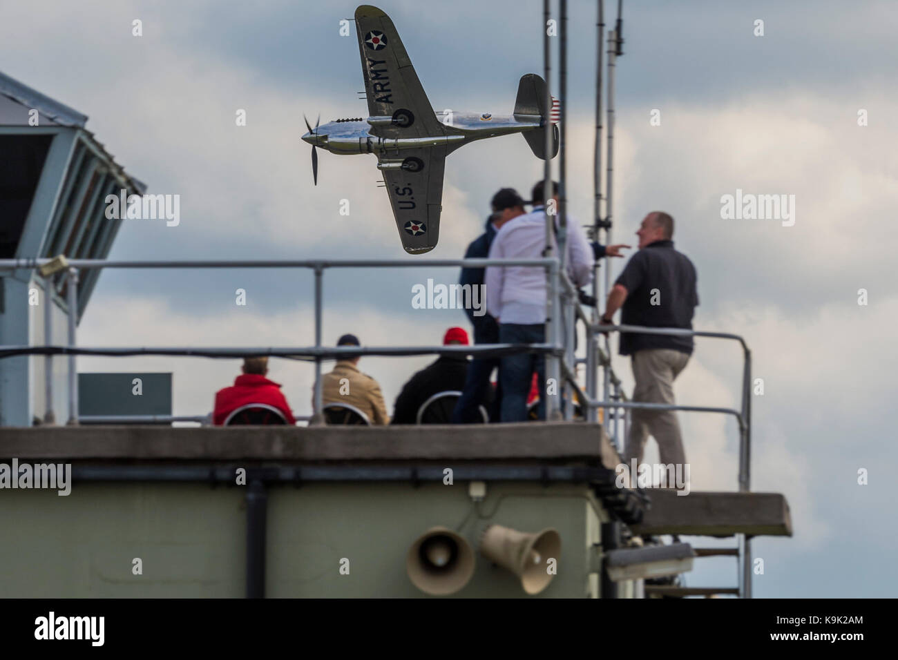 Il metallo lucido Curtiss-Wright P-40c Warhawk fa del suo display - Duxford Battle of Britain Air Show che avvengono durante l'IWM (Imperial War Museum Duxford) dell'anno centenario. Duxford il ruolo di principio come una Seconda Guerra Mondiale fighter stazione è celebrata nella Battaglia di Bretagna Air Show da più di 40 aeroplani storici assunzione al cielo. Foto Stock