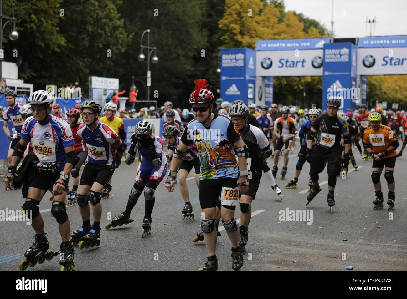 Berlino, Germania. 23 settembre 2017. Gli skater iniziano la gara in diverse onde. Oltre 5,500 skater hanno partecipato alla gara di pattinaggio in linea BMW Berlin Marathon 2017, un giorno prima della gara di Marathon. Bart Swings dal Belgio ha vinto la gara in 58:42 per il 5° anno consecutivo. Credit: Michael Debets/Alamy Live News Foto Stock