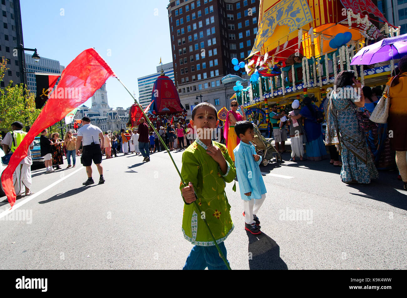 Philadelphia, PA, Stati Uniti d'America. 23 Settembre, 2017. Sfilata di carri tirati in processione dal partecipante su Benjamin Franklin Parkway, in direzione di Eakins ovale, in Philadelphia, PA, il 23 settembre 2017. Partecipando alla sfilata sono membri della Società Internazionale per la Coscienza di Krishna come pure la gente del luogo che rappresenta la cultura indiana e del patrimonio. Foto Stock