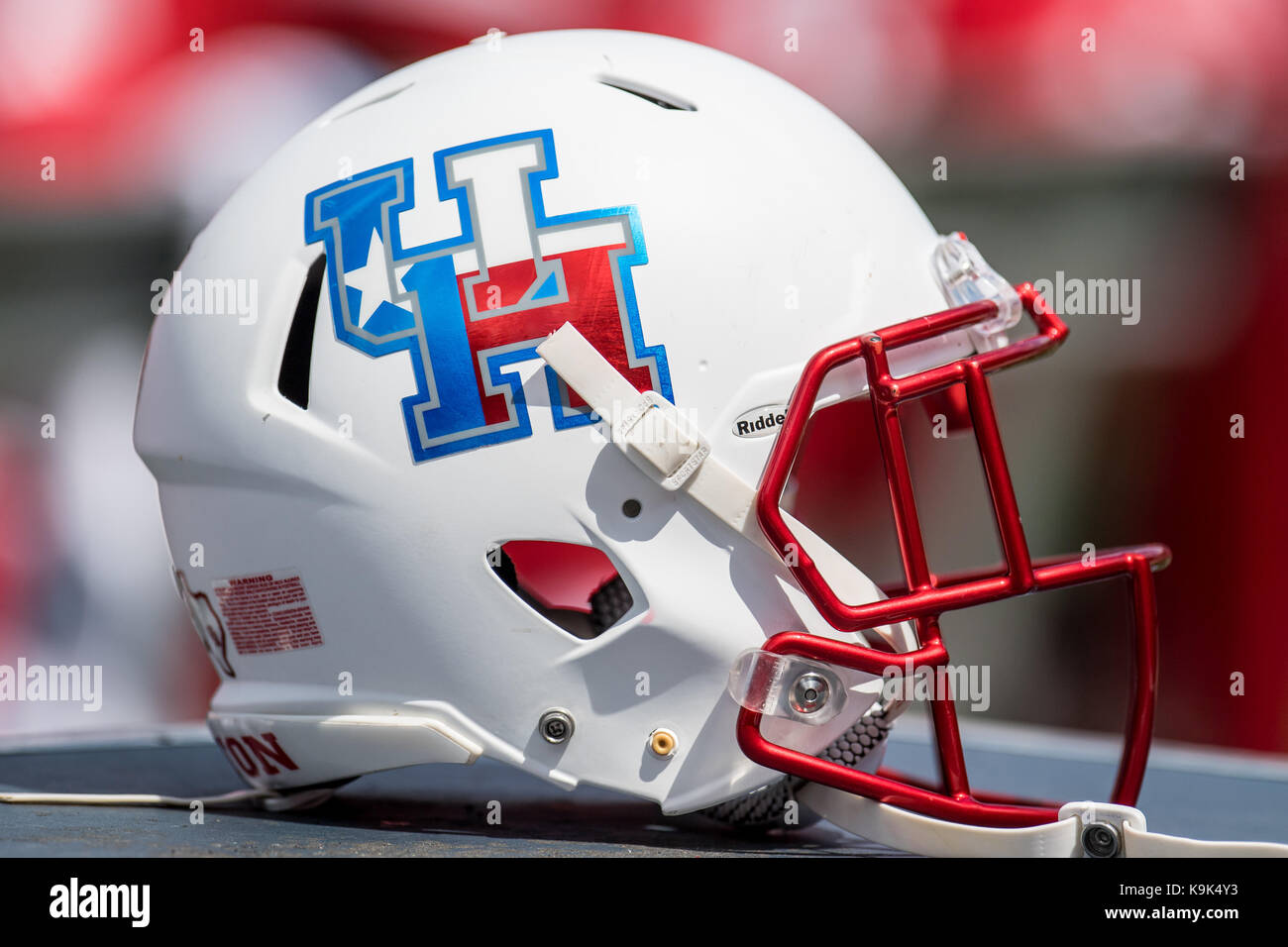 Houston, TX, Stati Uniti d'America. 23 Sep, 2017. A Houston Cougars casco con un Texas bandiera logo che rappresenta il Texas tema forte per l'uragano Harvey recovery siede sul collaterale durante il quarto trimestre di un NCAA Football gioco tra il Texas Tech Red Raiders e l'Università di Houston Cougars a TDECU Stadium di Houston, TX. Texas Tech ha vinto il gioco 27-24.Trask Smith/CSM/Alamy Live News Foto Stock