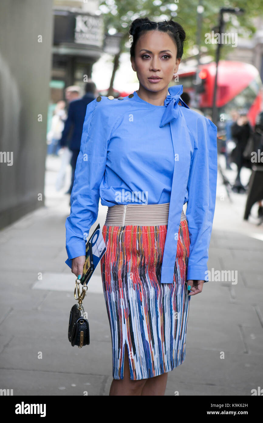 Londra, Inghilterra - 15 settembre 2017 bello ed elegante donna in blu camicetta e gonna blu in posa durante la London Fashion Week. fuori eudon choi Foto Stock