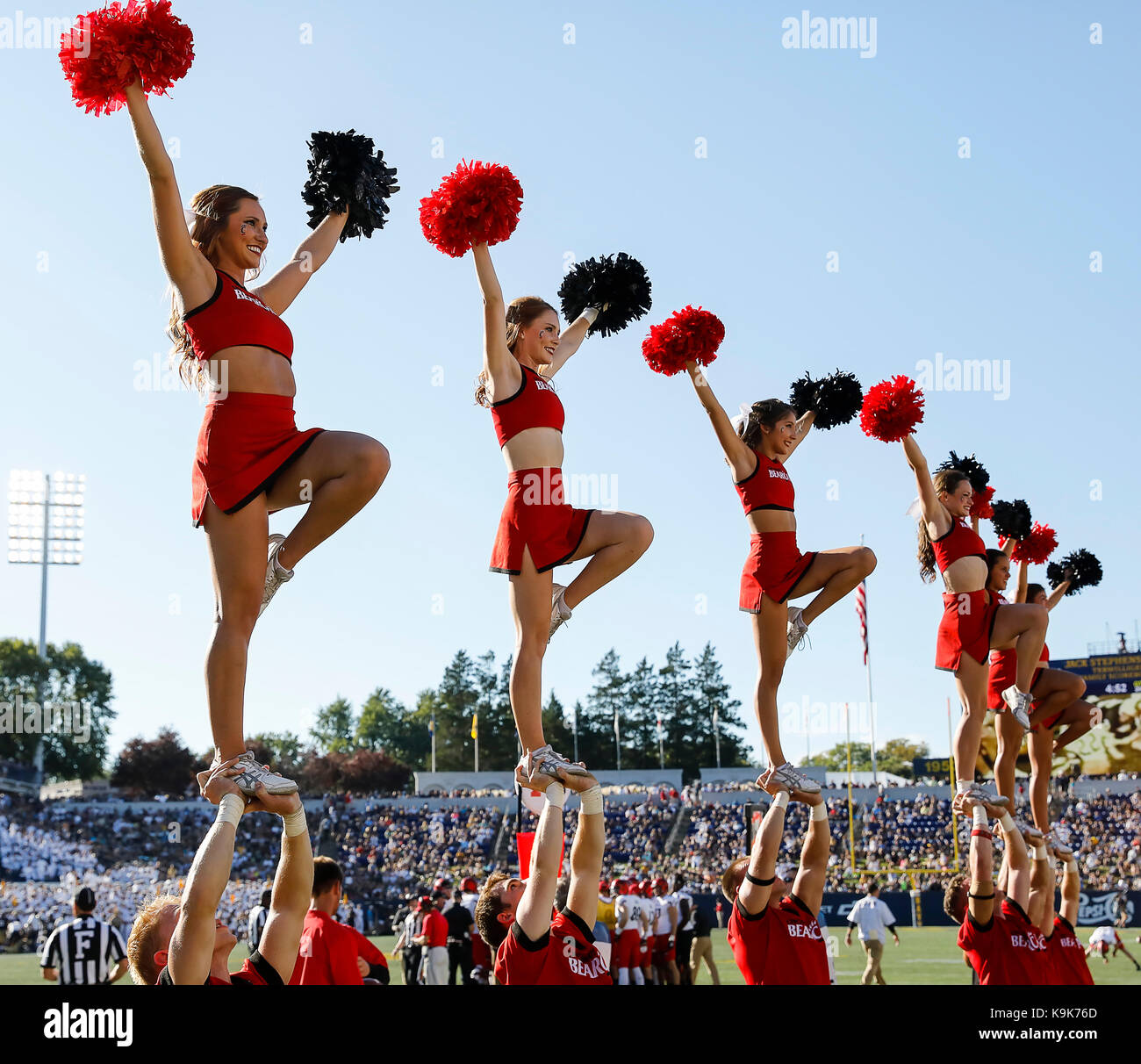 Annapolis, Maryland, Stati Uniti d'America. 23 Sep, 2017. Cincinnati Bearcat cheerleaders eseguire durante una NCAA Football gioco tra l'Accademia Navale degli Stati Uniti aspiranti guardiamarina e i Cincinnati Bearcats a Navy Marine Corp Stadium di Annapolis, Maryland. Justin Cooper/CSM/Alamy Live News Foto Stock