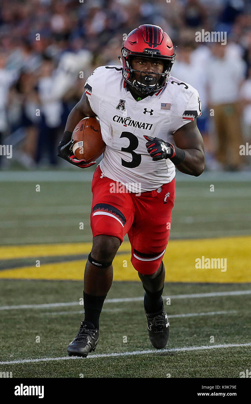 Annapolis, Maryland, Stati Uniti d'America. 23 Sep, 2017. Cincinnati Bearcats RB #3 Michael Warren II corre con la palla durante una NCAA Football gioco tra l'Accademia Navale degli Stati Uniti aspiranti guardiamarina e i Cincinnati Bearcats a Navy Marine Corp Stadium di Annapolis, Maryland. Justin Cooper/CSM/Alamy Live News Foto Stock