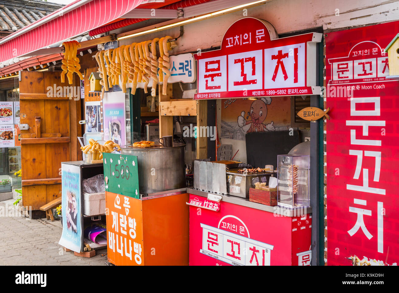 Una piscina esterna street food chiosco per il villaggio di Bukchon Hanok a Seul, Corea del Sud, Asia. Foto Stock