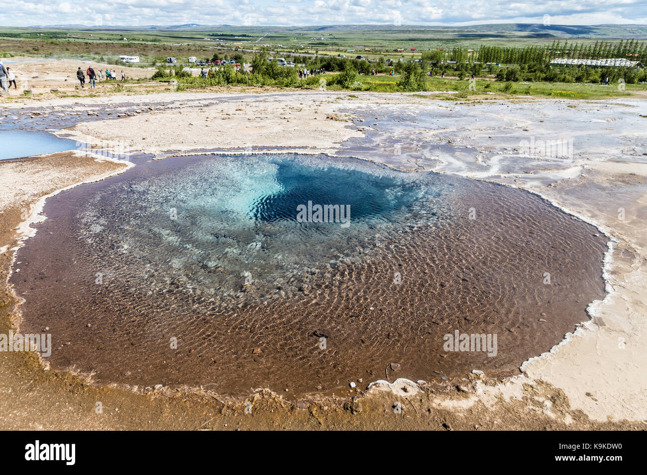 Primavera calda nel paesaggio vulcanico intorno al strokkur geyser in Islanda, una famosa area con molte caratteristiche geologiche. Foto Stock