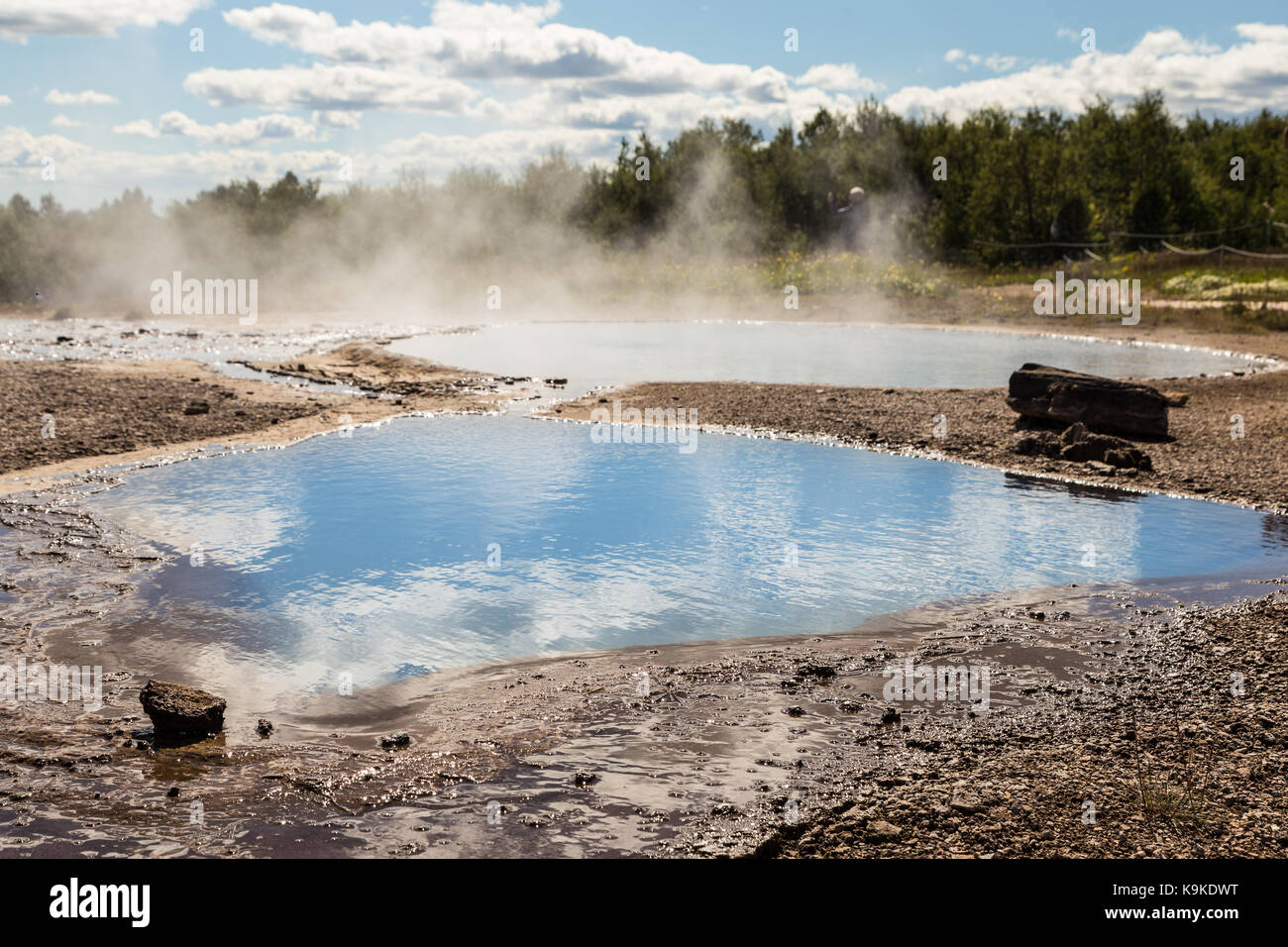 Primavera calda nel paesaggio vulcanico intorno al strokkur geyser in Islanda, una famosa area con molte caratteristiche geologiche. Foto Stock