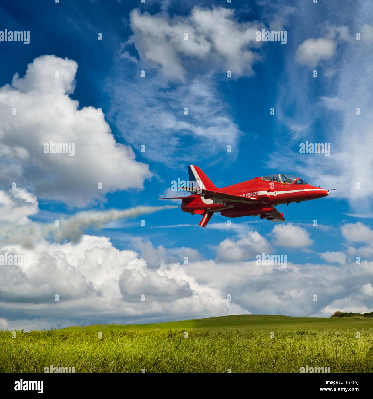 Composito della singola hawk da frecce rosse aerobatic team volando a bassa quota sopra thurlestone golf in devon su una soleggiata giornata estiva. Foto Stock