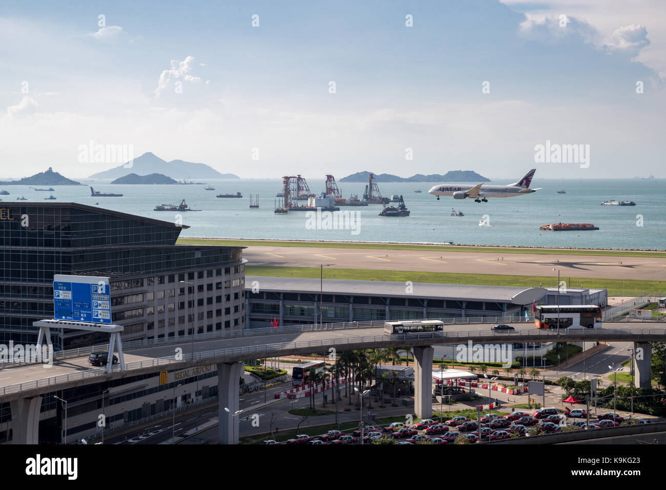 Lantau, Hong Kong - 10 settembre 2017 : atterraggio aereo all'aeroporto internazionale di Hong kong Foto Stock