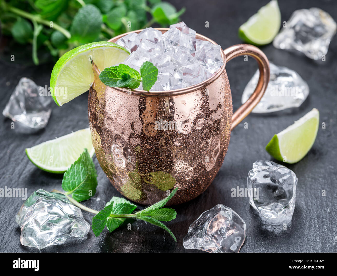 Moscow mule. frosty mug in rame con calce e cubetti di ghiaccio sul tavolo. Foto Stock