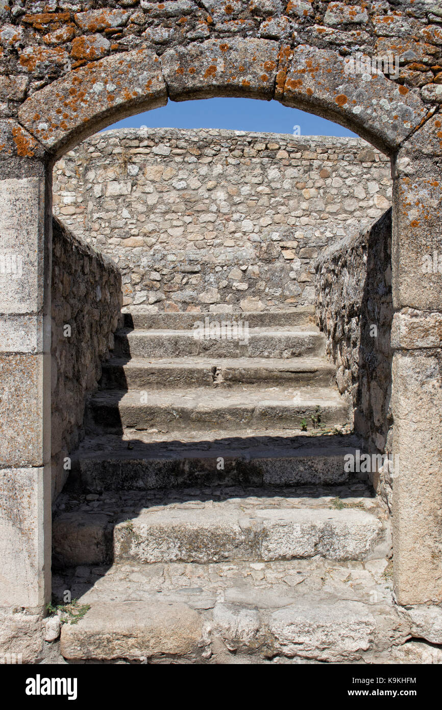 Vecchia entrata in pietra con scalini in pietra nella fortezza di Trujillo (Trujillo, caceres, Spagna). Foto Stock