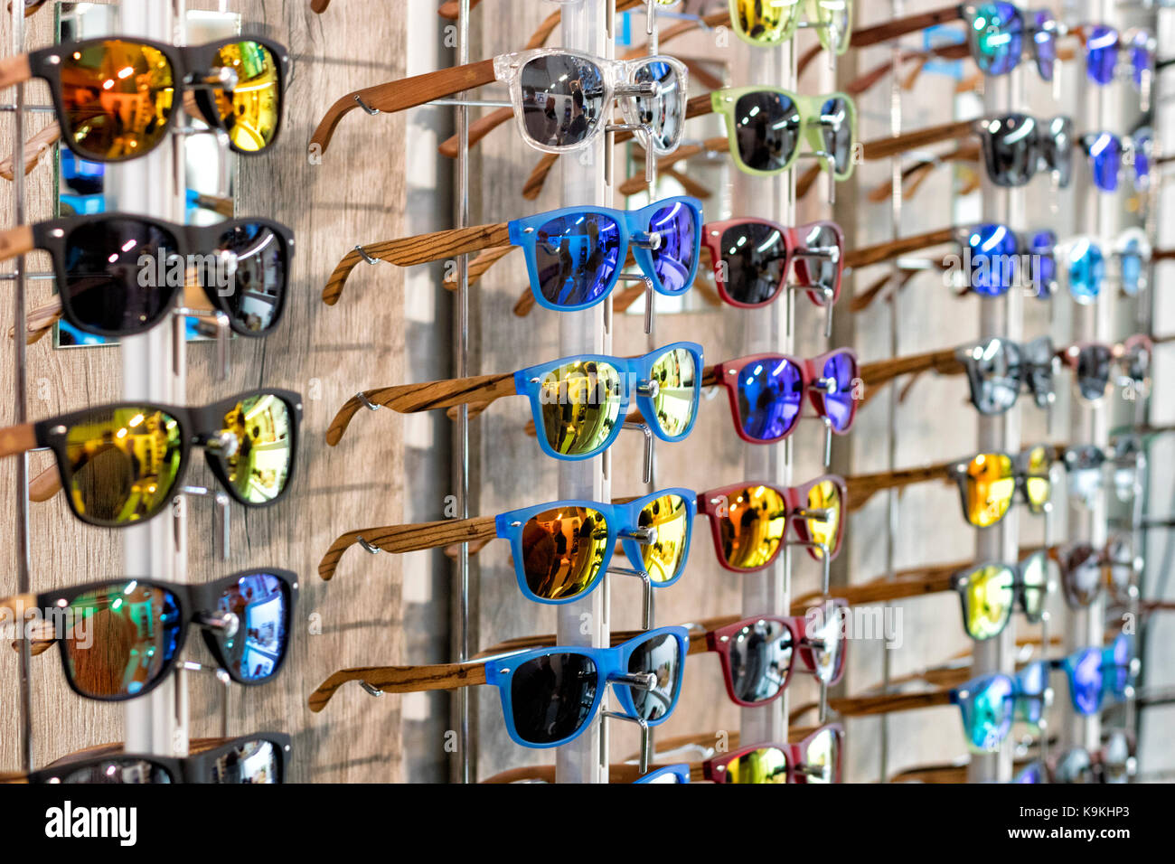 Espositore piena di colorati occhiali da sole in legno (momad Eventi Moda Madrid 2017). Foto Stock