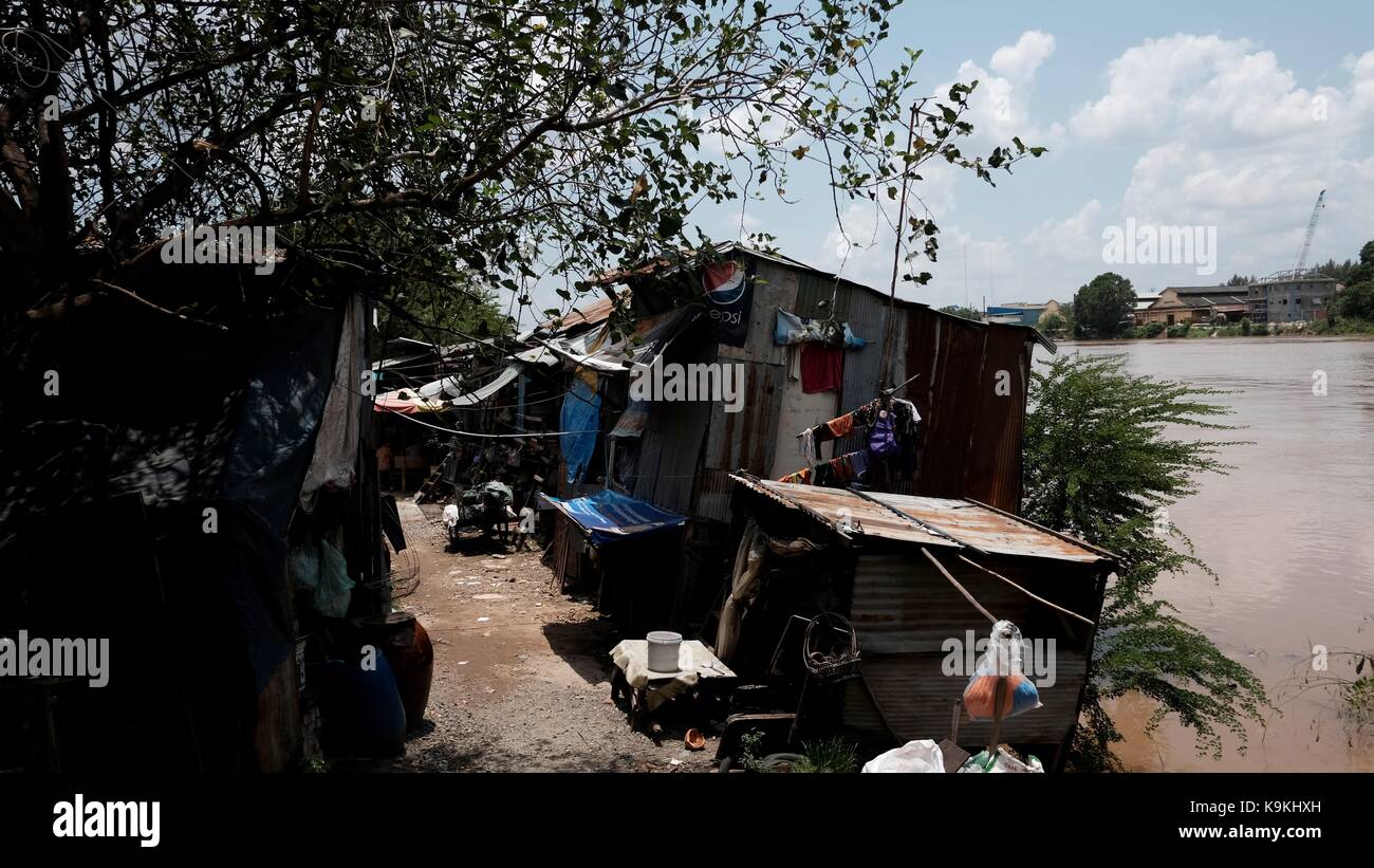 Phnom Penh Cambogia Monivong Bridge Bassac River Slum Area legno shacks Foto Stock