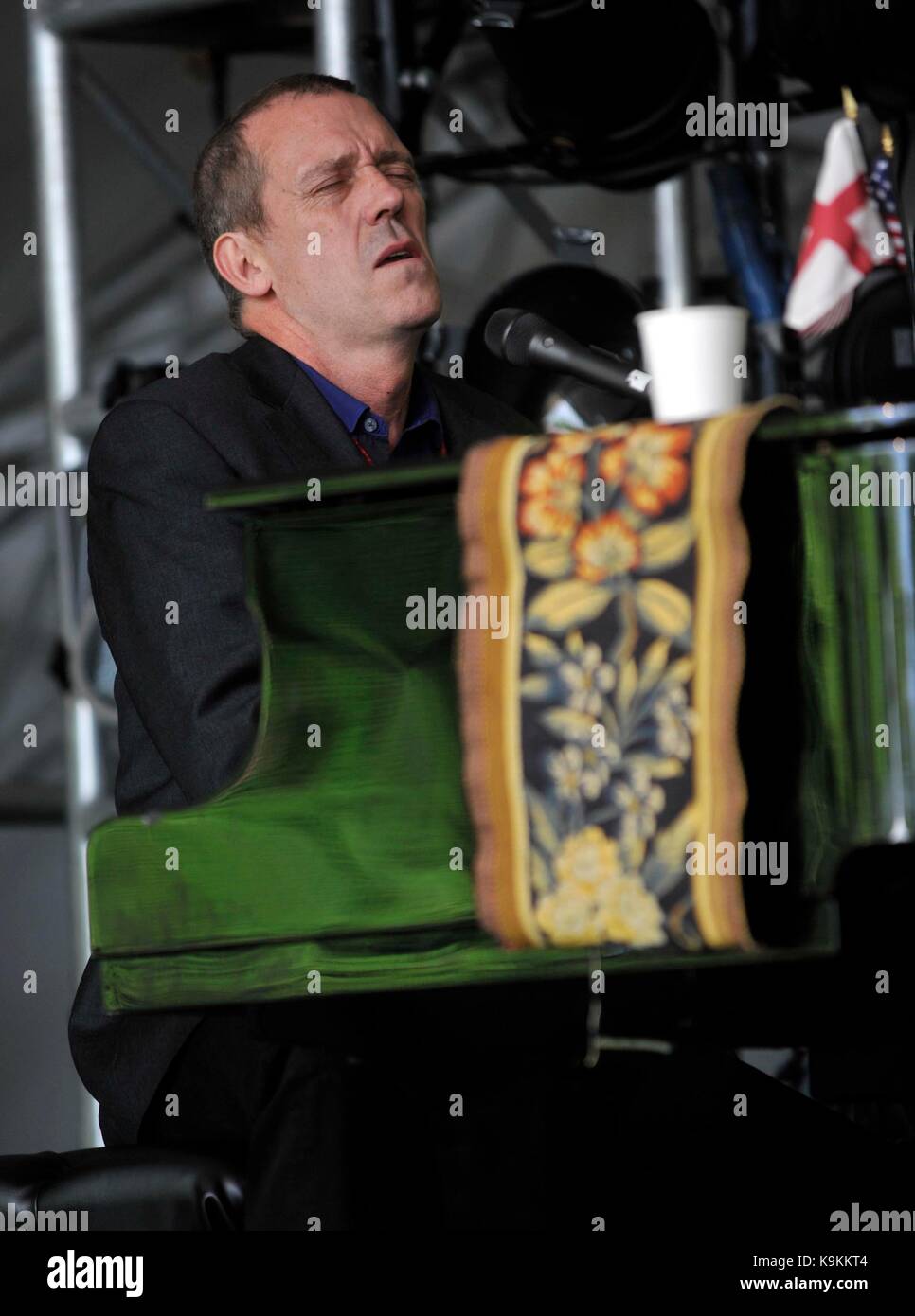 Hugh Laurie esegue sul palco del Festival Cornbury il grande parco Tew Oxfordshire Regno Unito il 30 giugno 2012 Regno Unito foto da: Brian Giordania / Retna Pictures - Foto Stock