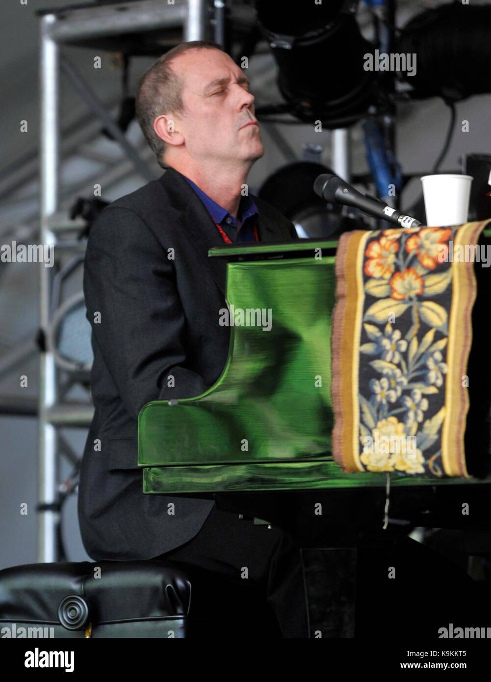 Hugh Laurie esegue sul palco del Festival Cornbury il grande parco Tew Oxfordshire Regno Unito il 30 giugno 2012 Regno Unito foto da: Brian Giordania / Retna Pictures - Foto Stock