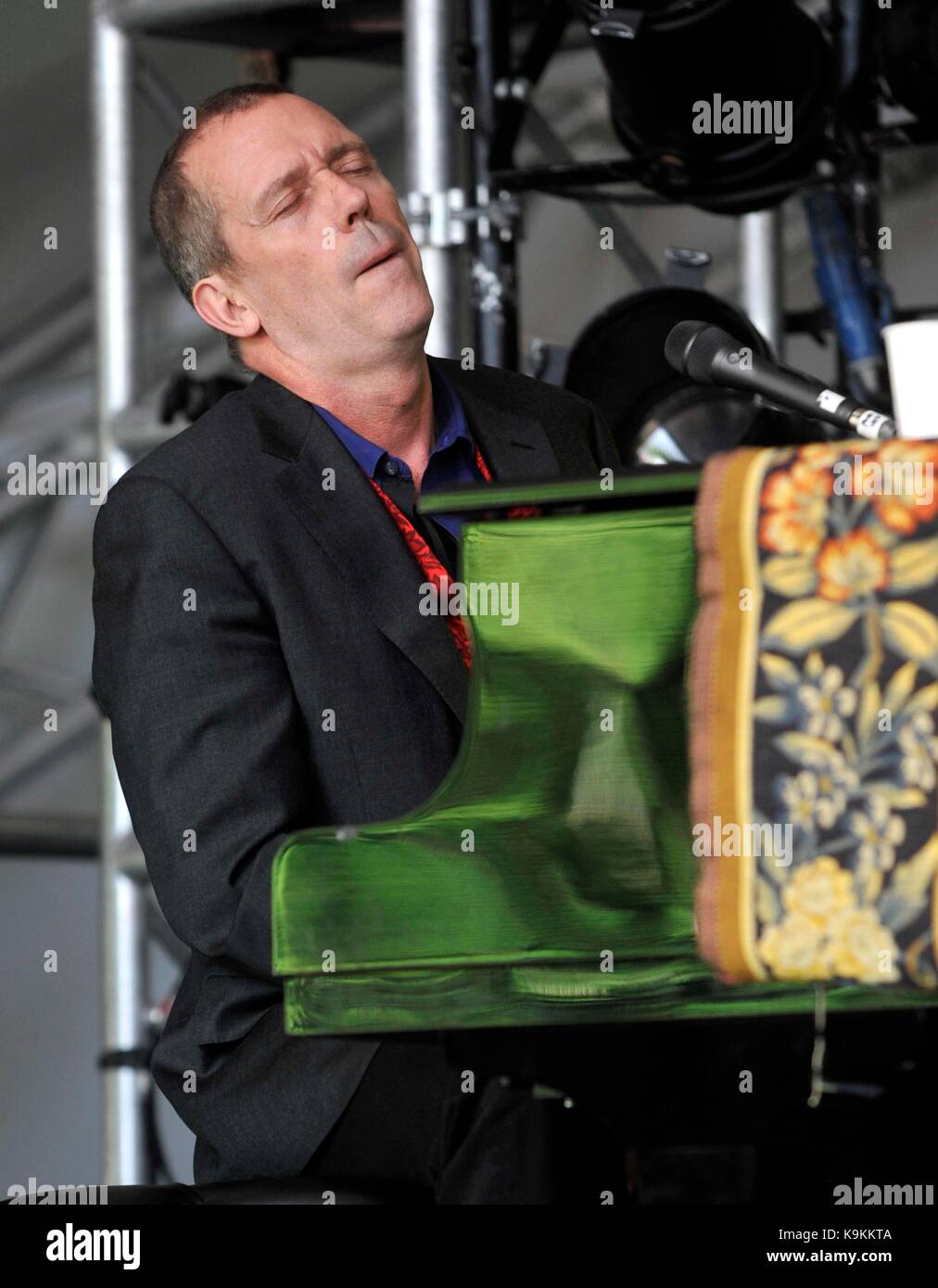 Hugh Laurie esegue sul palco del Festival Cornbury il grande parco Tew Oxfordshire Regno Unito il 30 giugno 2012 Regno Unito foto da: Brian Giordania / Retna Pictures - Foto Stock