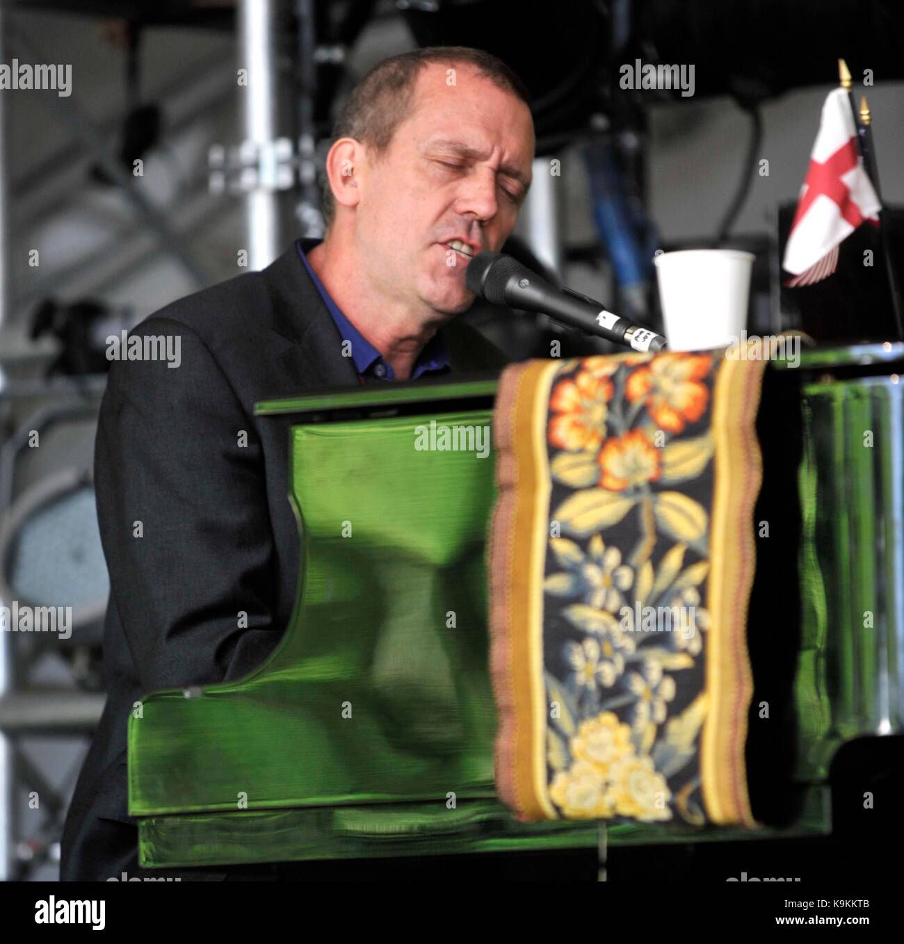 Hugh Laurie esegue sul palco del Festival Cornbury il grande parco Tew Oxfordshire Regno Unito il 30 giugno 2012 Regno Unito foto da: Brian Giordania / Retna Pictures - Foto Stock