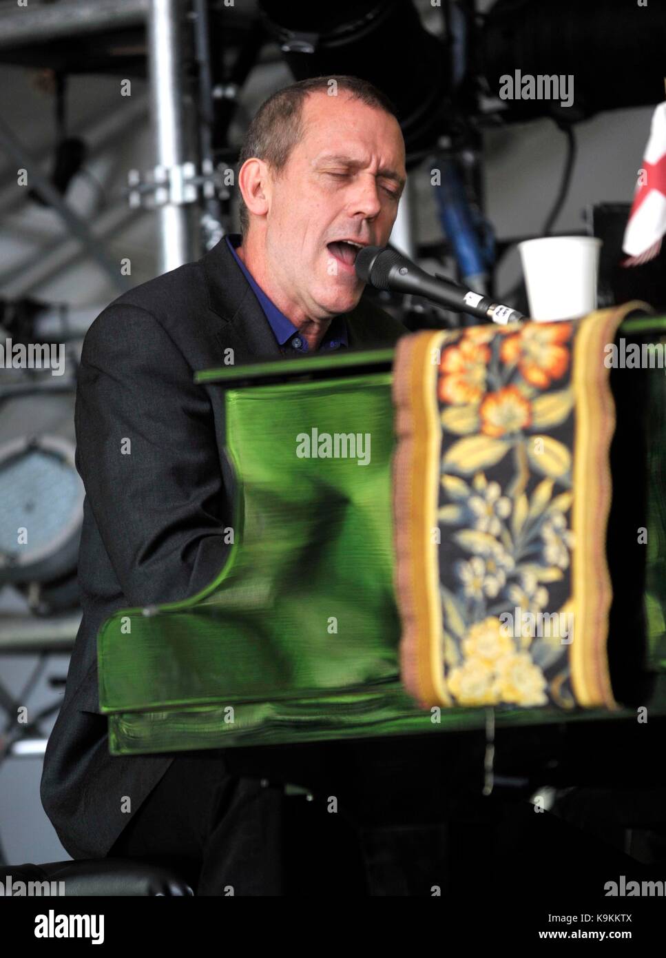 Hugh Laurie esegue sul palco del Festival Cornbury il grande parco Tew Oxfordshire Regno Unito il 30 giugno 2012 Regno Unito foto da: Brian Giordania / Retna Pictures - Foto Stock