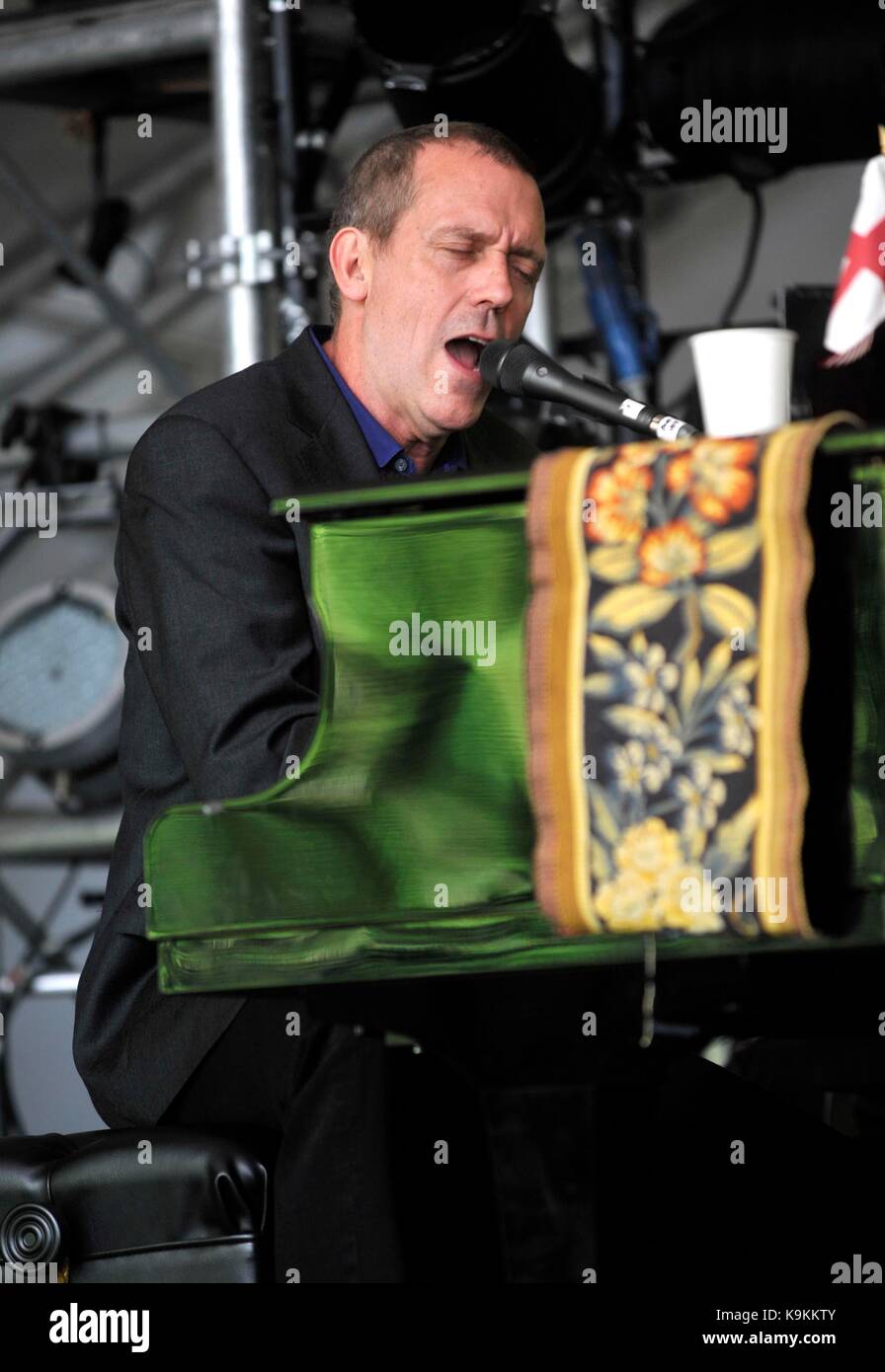 Hugh Laurie esegue sul palco del Festival Cornbury il grande parco Tew Oxfordshire Regno Unito il 30 giugno 2012 Regno Unito foto da: Brian Giordania / Retna Pictures - Foto Stock
