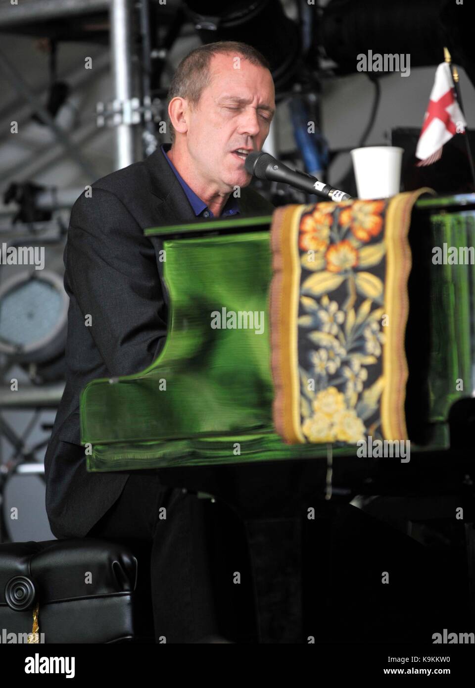 Hugh Laurie esegue sul palco del Festival Cornbury il grande parco Tew Oxfordshire Regno Unito il 30 giugno 2012 Regno Unito foto da: Brian Giordania / Retna Pictures - Foto Stock