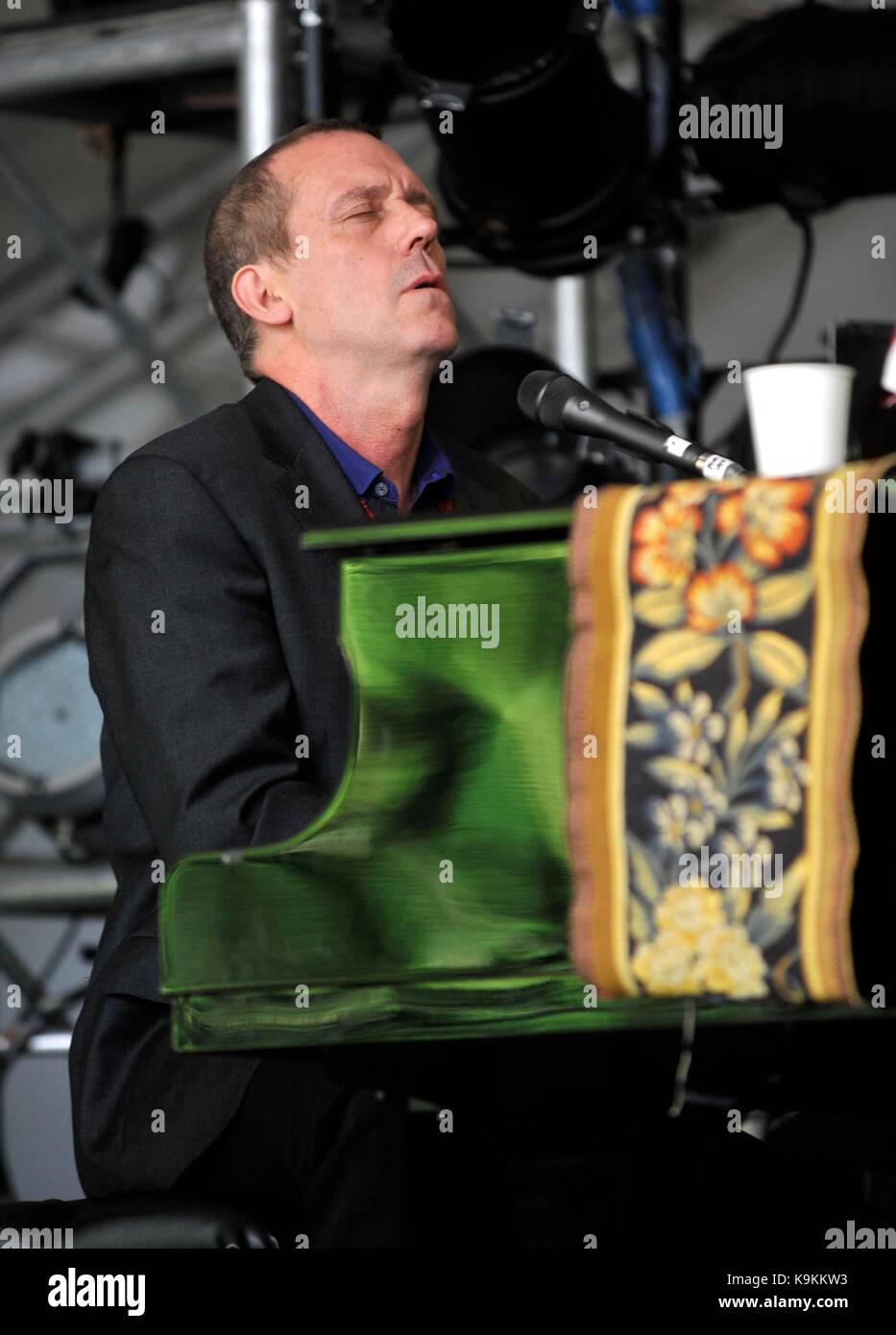 Hugh Laurie esegue sul palco del Festival Cornbury il grande parco Tew Oxfordshire Regno Unito il 30 giugno 2012 Regno Unito foto da: Brian Giordania / Retna Pictures - Foto Stock