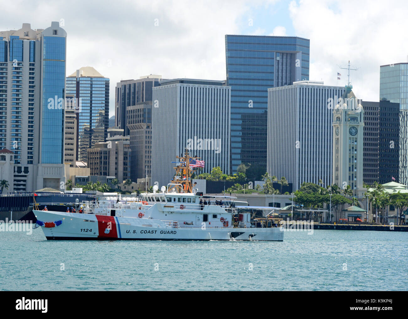 Il Guardacoste Oliver Berry (WPC 1124) passa da Aloha Tower nel Porto di Honolulu mentre en route to Coast Guard Base Honolulu, Sett. 22, 2017. Foto Stock