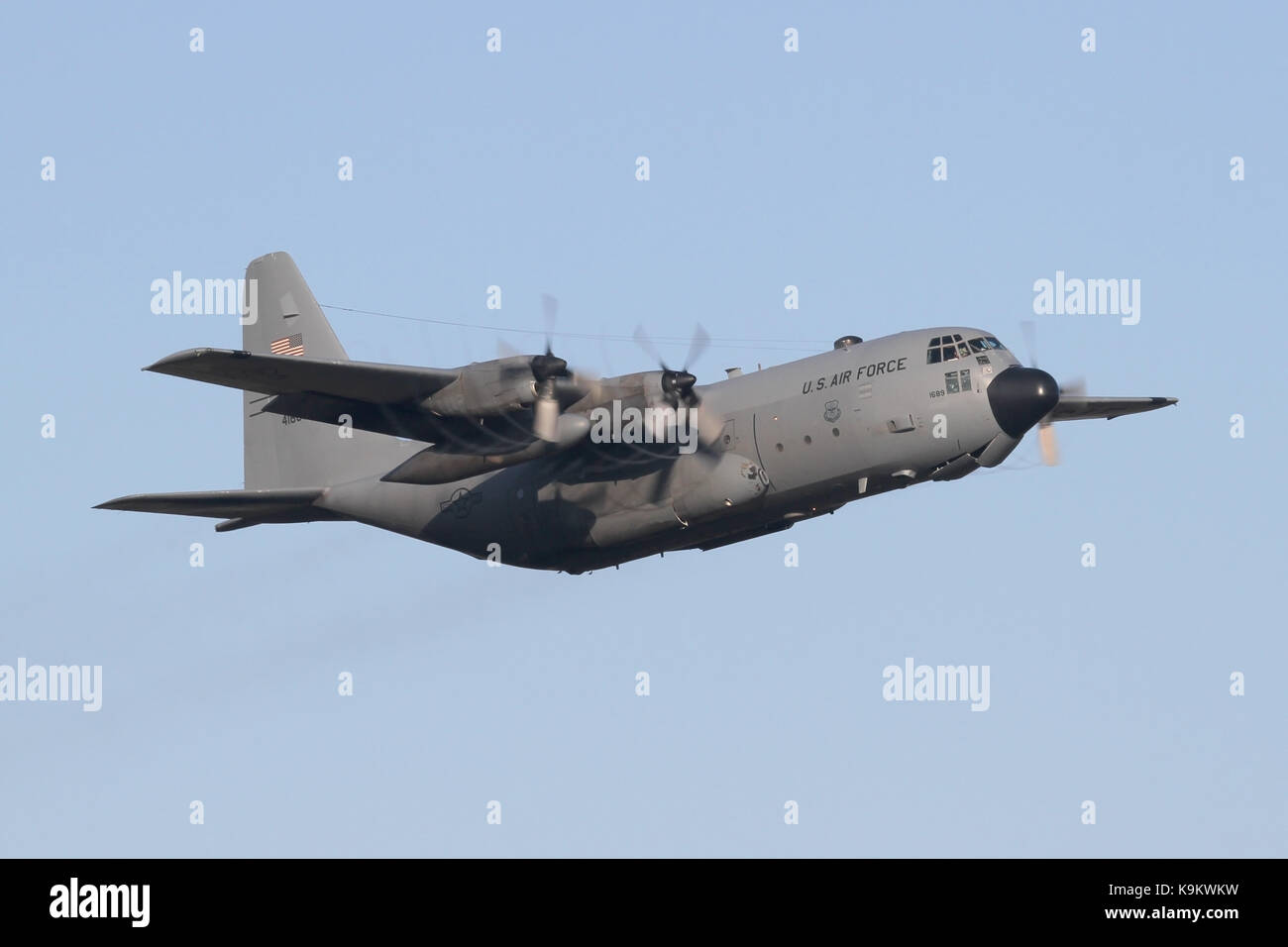 Vecchio USAF Lockheed C-130H Hercules arrampicata fuori della RAF Mildenhall su un chiaro gli inverni di mattina. Foto Stock
