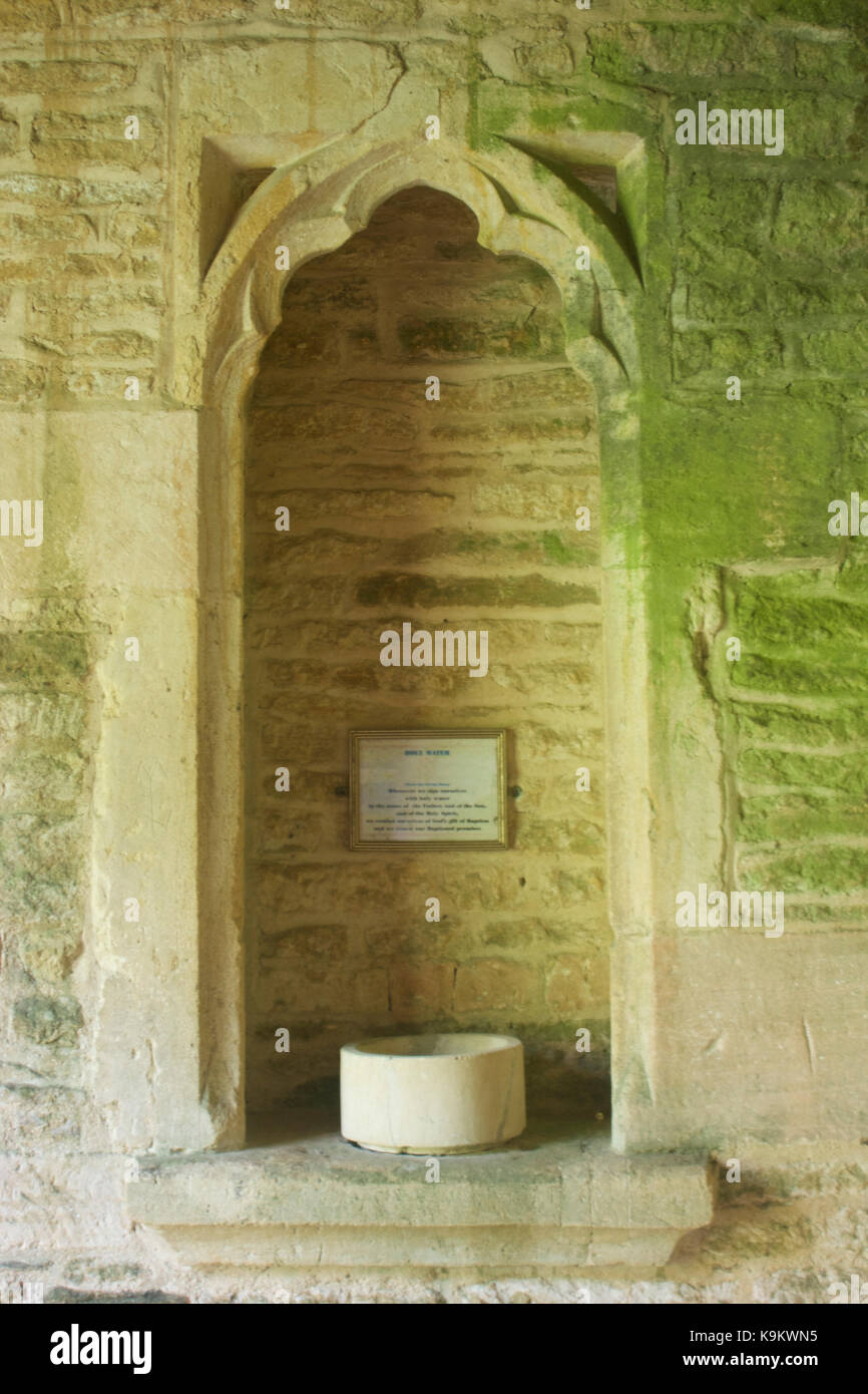 Acquasantiera presso il St kenelm la chiesa, Minster Lovell, oxfordshire Foto Stock
