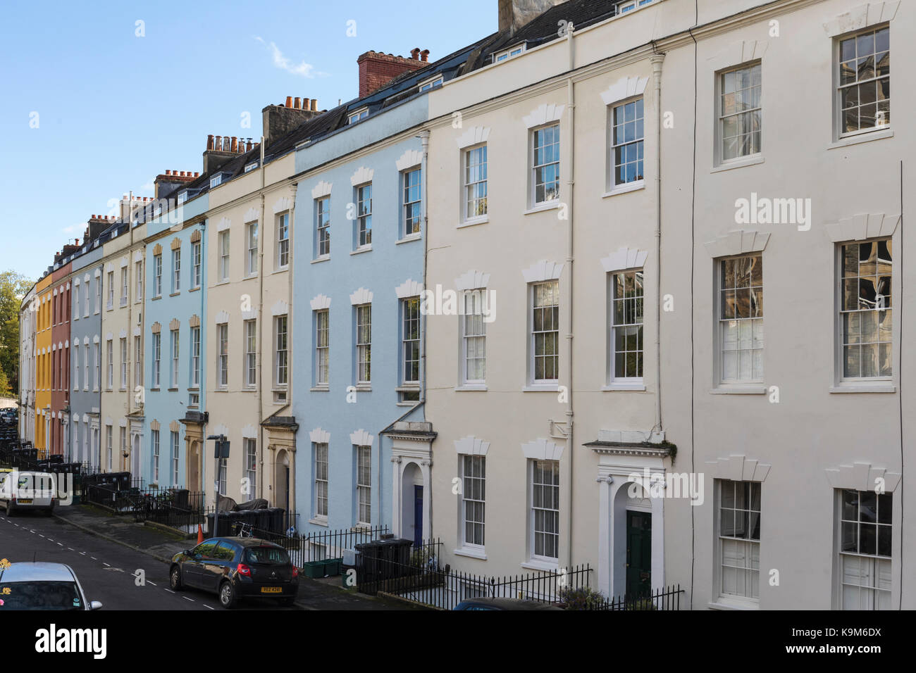 Primo piano delle case cittadine georgiane con terrazza d'epoca a Cornwallis Crescent, Clifton, City of Bristol, Inghilterra, Regno Unito Foto Stock