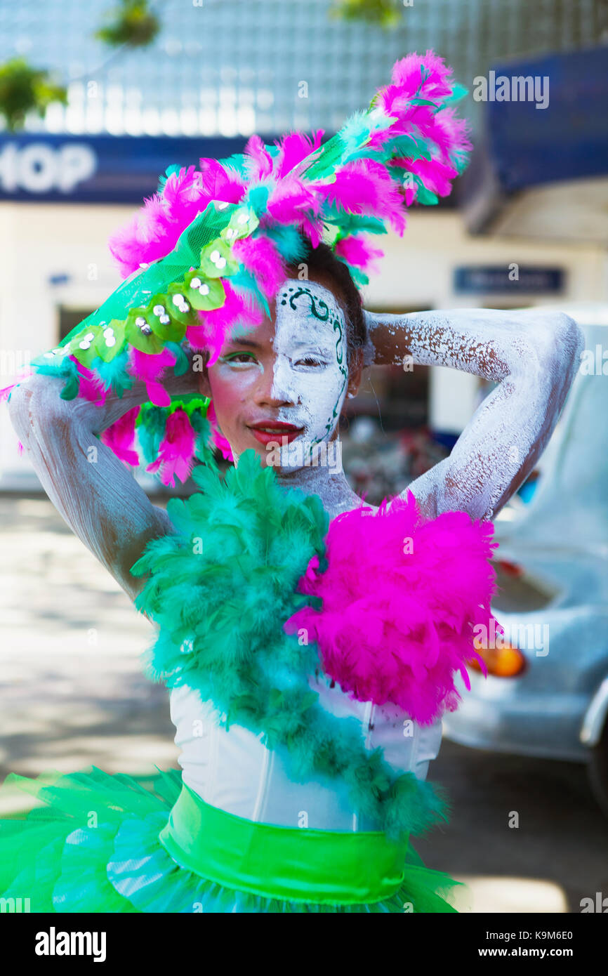 Puerto Princesa, PALAWAN FILIPPINE - Marzo 1, 2014: primo piano di un Crossdressed adolescente filippino indossando facepaint e sgargianti costumi. Ev Foto Stock
