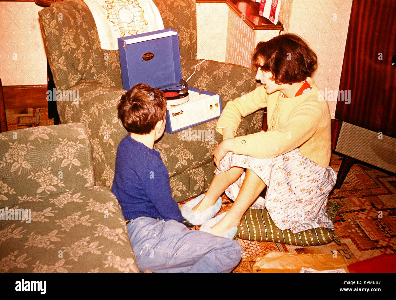 Immagine d'epoca dei bambini nel gennaio 1963 che ascoltano musica Foto Stock