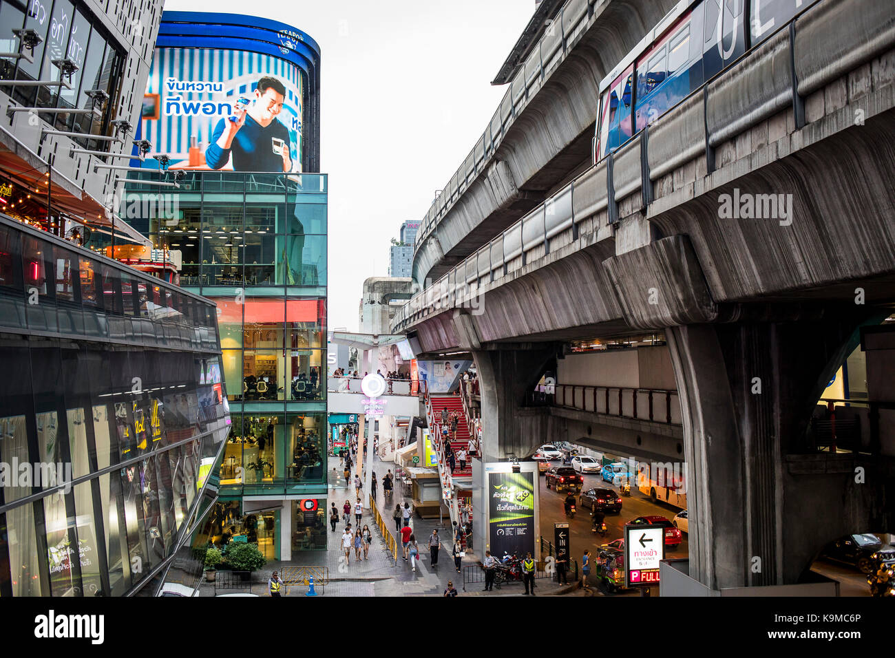 Rama i Road, via dello shopping, a sinistra del centro commerciale Siam Square, Bangkok, Thailandia Foto Stock