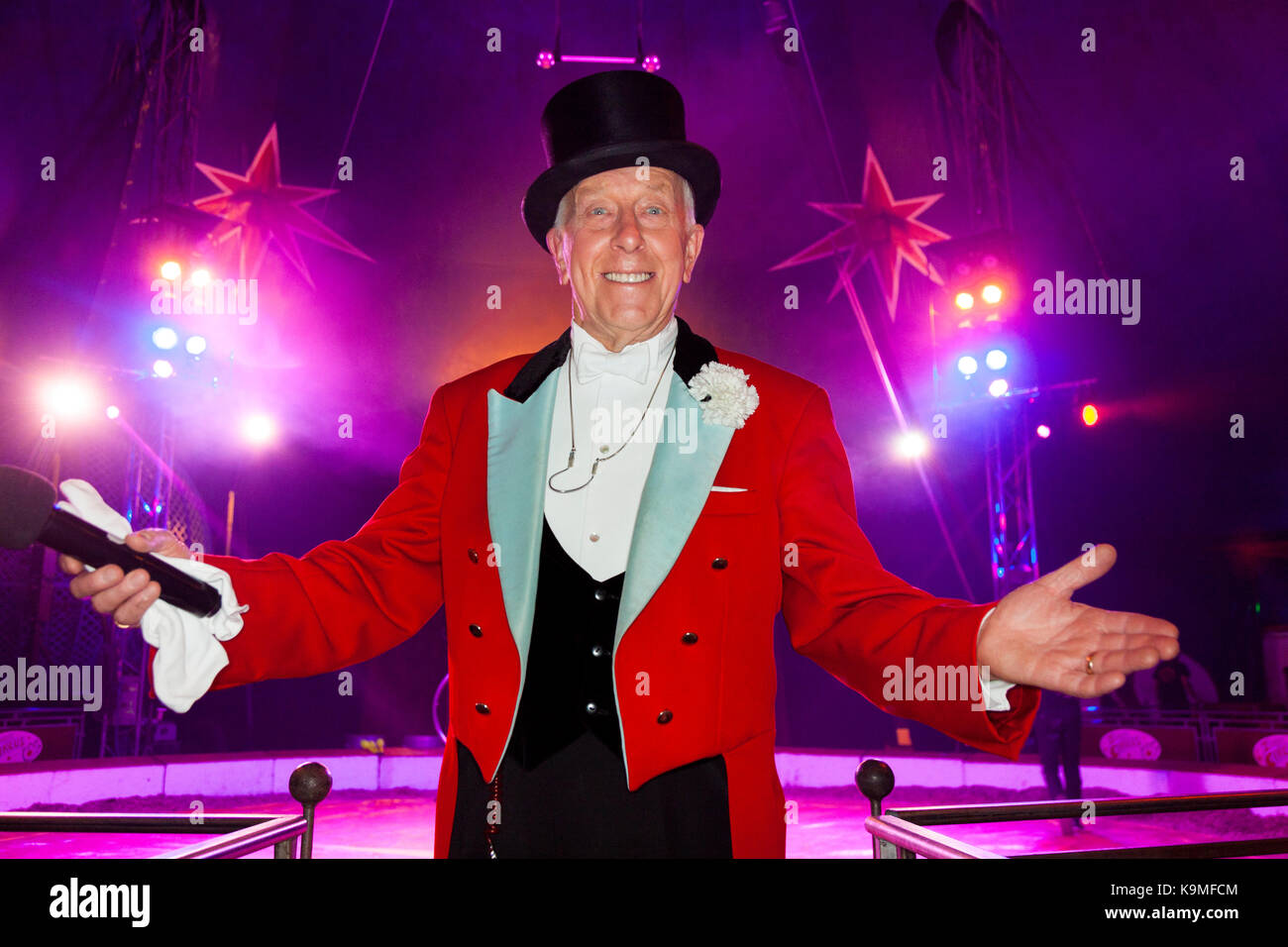 Norman Barrett, MBE, mostrato a Zippos Cirus. Egli è un veterano circus ringmaster. (90) Foto Stock