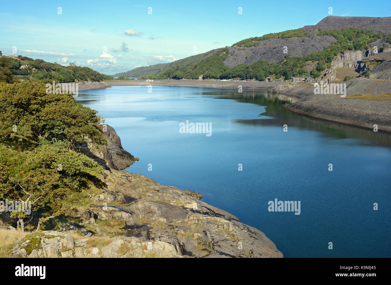Llyn peris in snowdonia è situato vicino a Llanberis. Questo lago glaciale è affiancato dalla ex cava di ardesia di dinorwig ed è ora un serbatoio. Foto Stock