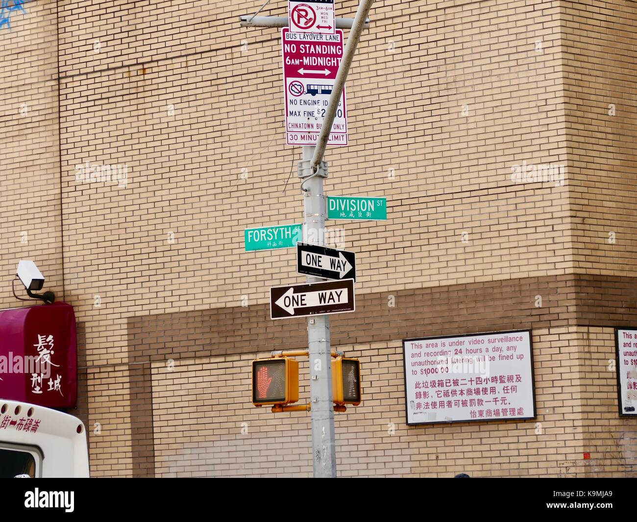 Gazzetta, doppia lingua, inglese e cinese, segni su Chinatown Street presso Forsyth e divisione strade. Chinatown, New York Manhattan, NY, STATI UNITI D'AMERICA Foto Stock