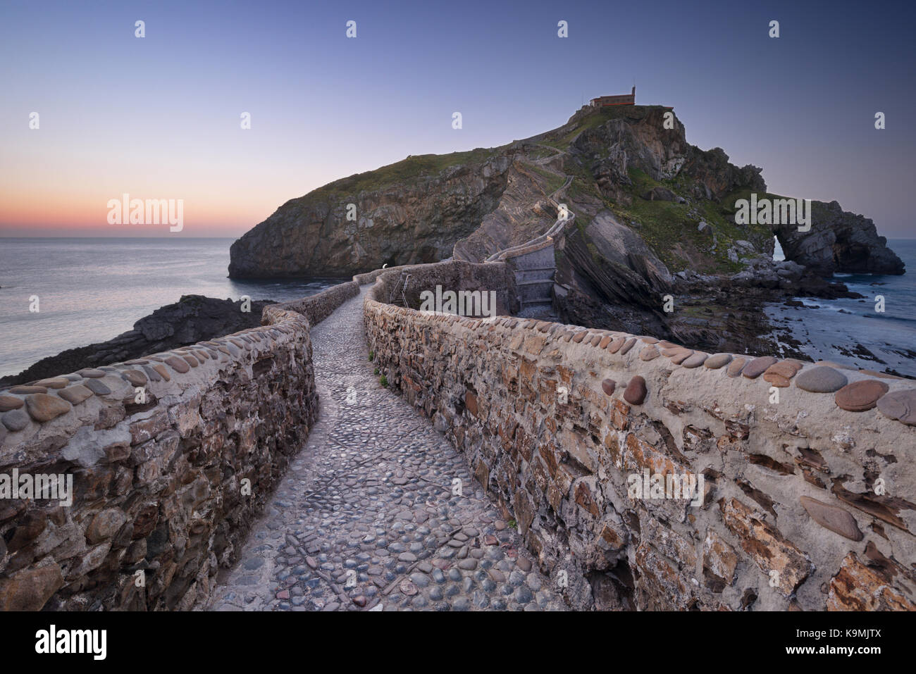 Spagna, Paesi baschi, san juan de Gaztelugatxe hermitage al crepuscolo Foto Stock