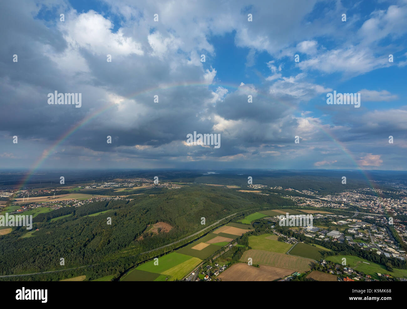 Il Cloud sky con rainbow su Neheim-Hüsten, Arnsberg, Sauerland, Nord Reno-Westfalia, Germania Foto Stock