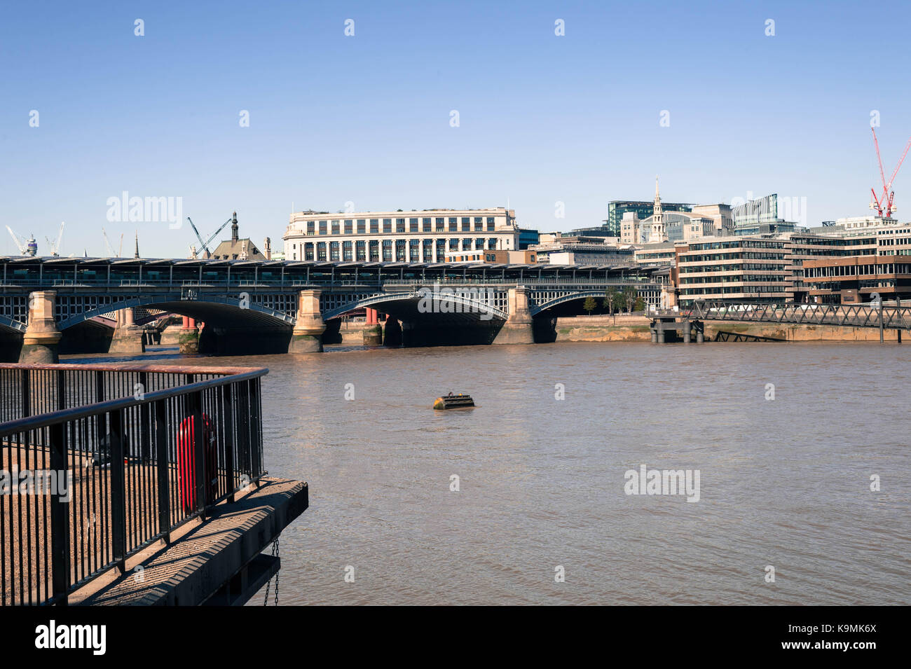 Il ferro gli archi di blackfriars railway ponte che attraversa il fiume Tamigi a Londra, Regno Unito. progettato da John Wolfe-barry e henry marc brunel Foto Stock