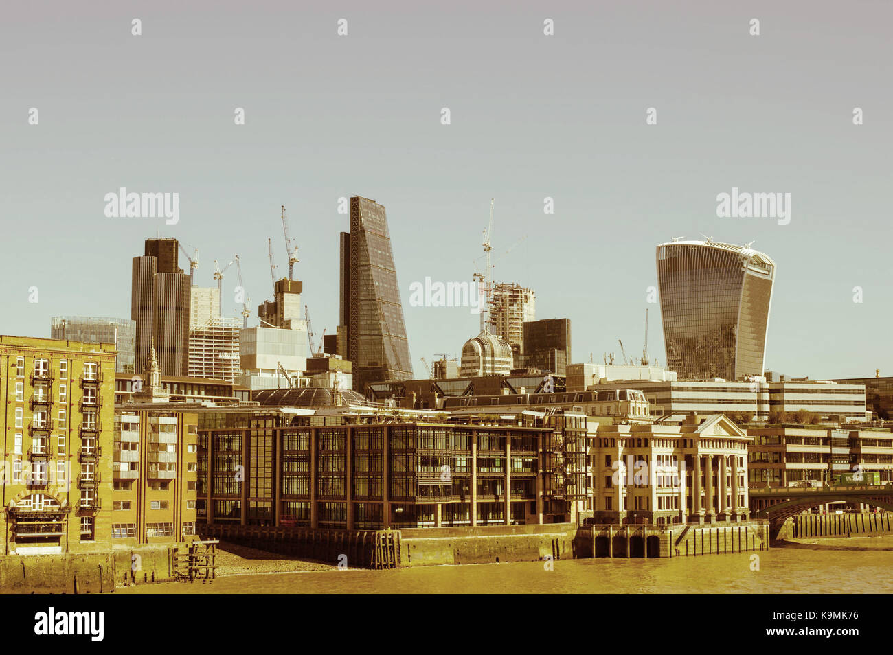 Due città di Londra edifici monumentali il walkie talkie e Grattuggia formaggio grattacieli al di sopra della torre di Londra' miglio quadrato Foto Stock
