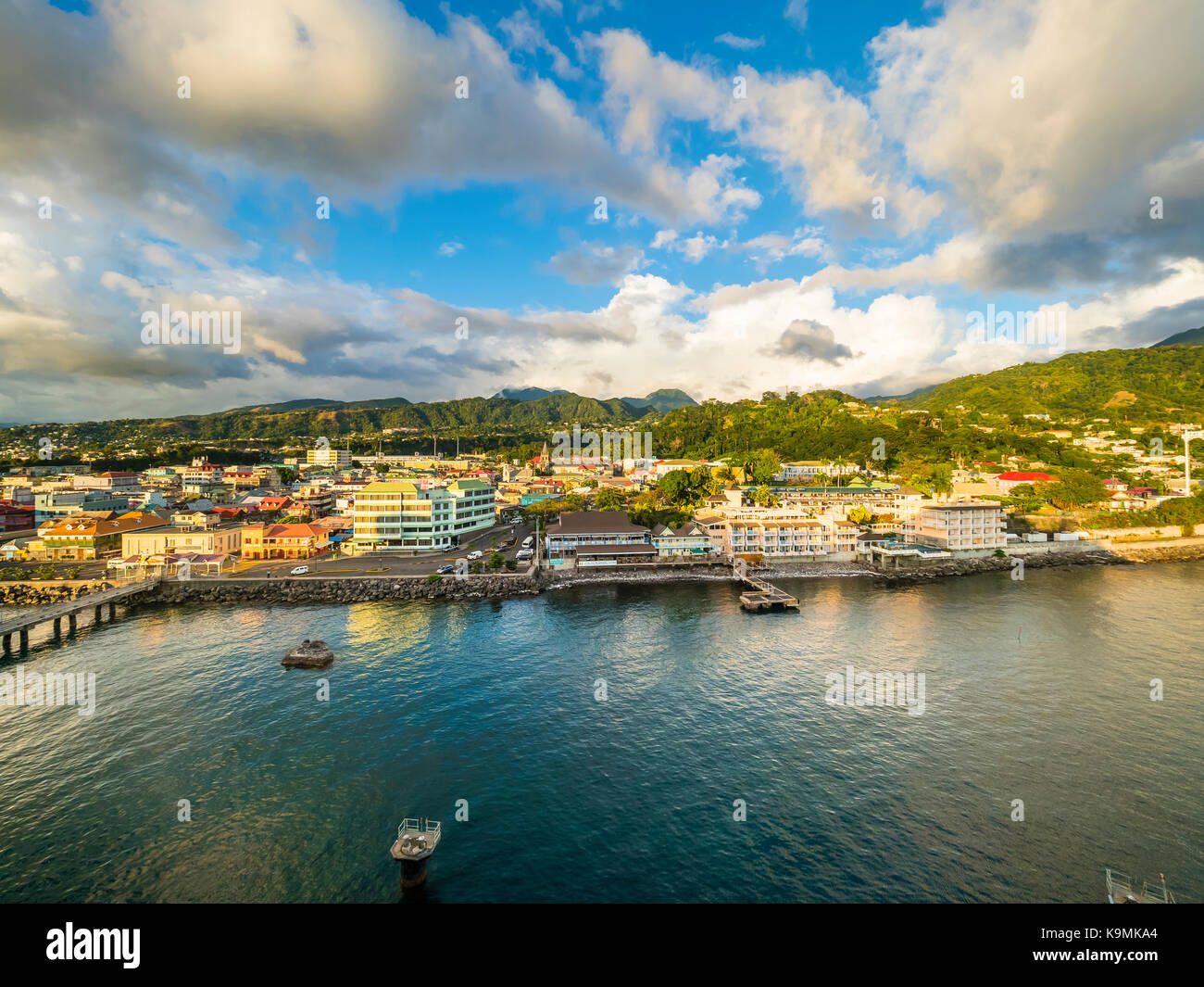 Caraibi Antille, Dominica, roseau, la vista della città al tramonto Foto Stock