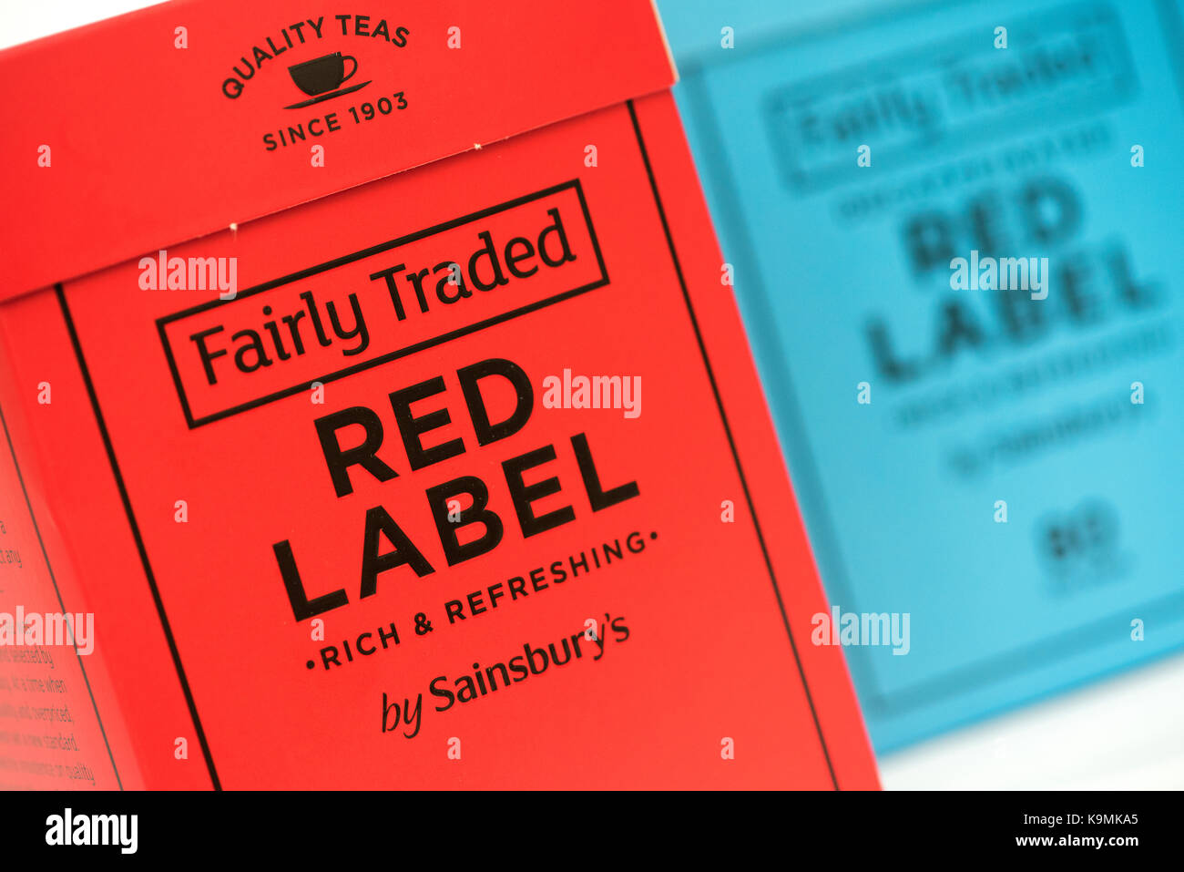 Sainsbury's abbastanza scambiati Red Label Tea pacchetti su uno sfondo bianco Foto Stock