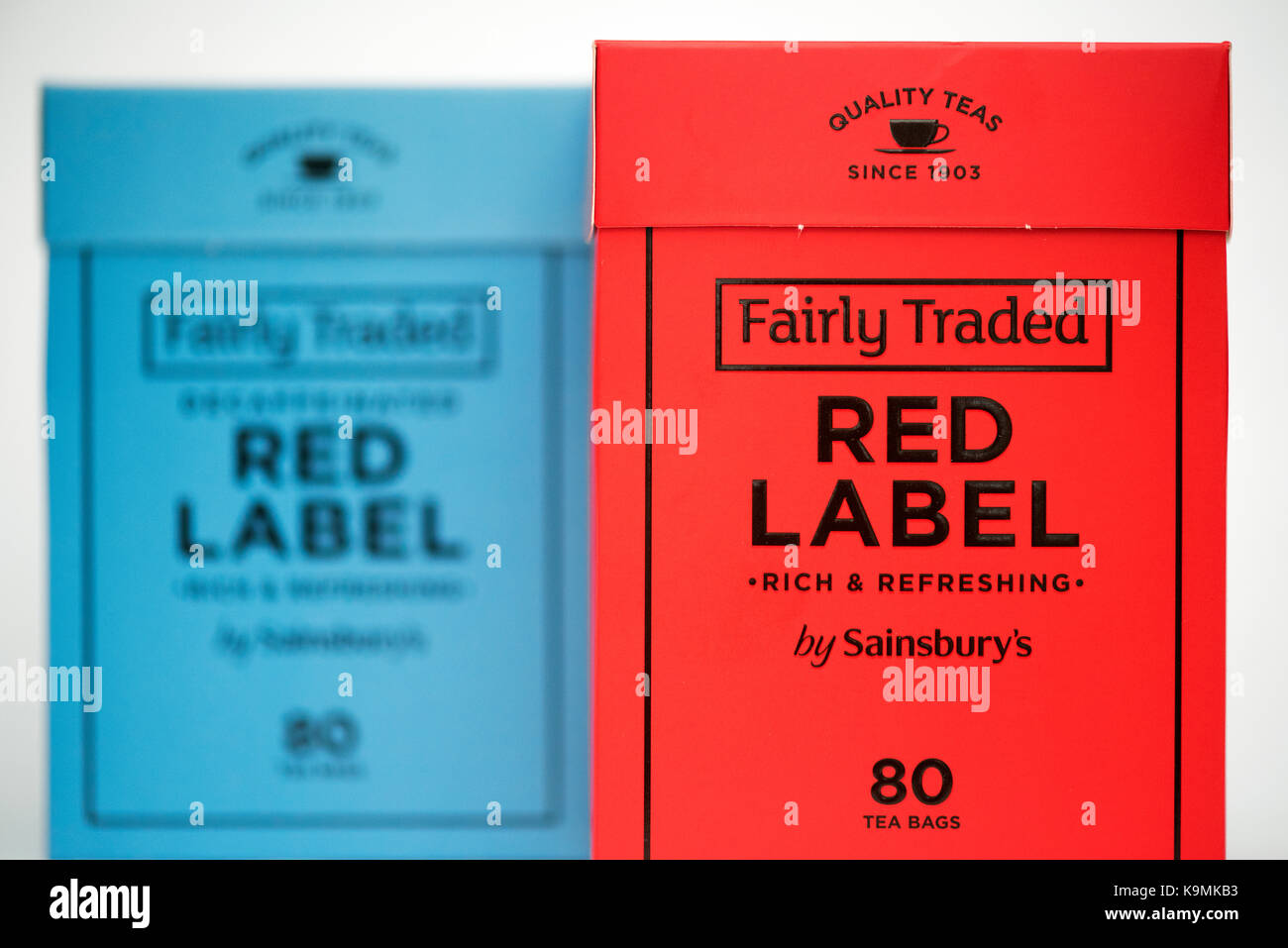 Sainsbury's abbastanza scambiati Red Label Tea pacchetti su uno sfondo bianco Foto Stock