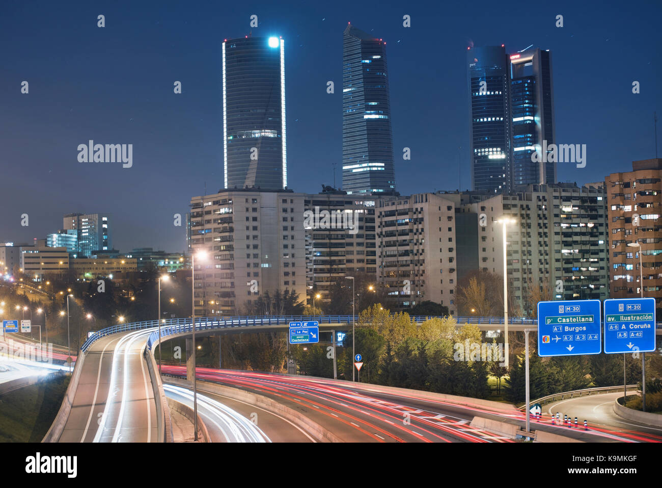 Il quartiere finanziario skyline di Madrid, Spagna. Raggi del semaforo. Foto Stock