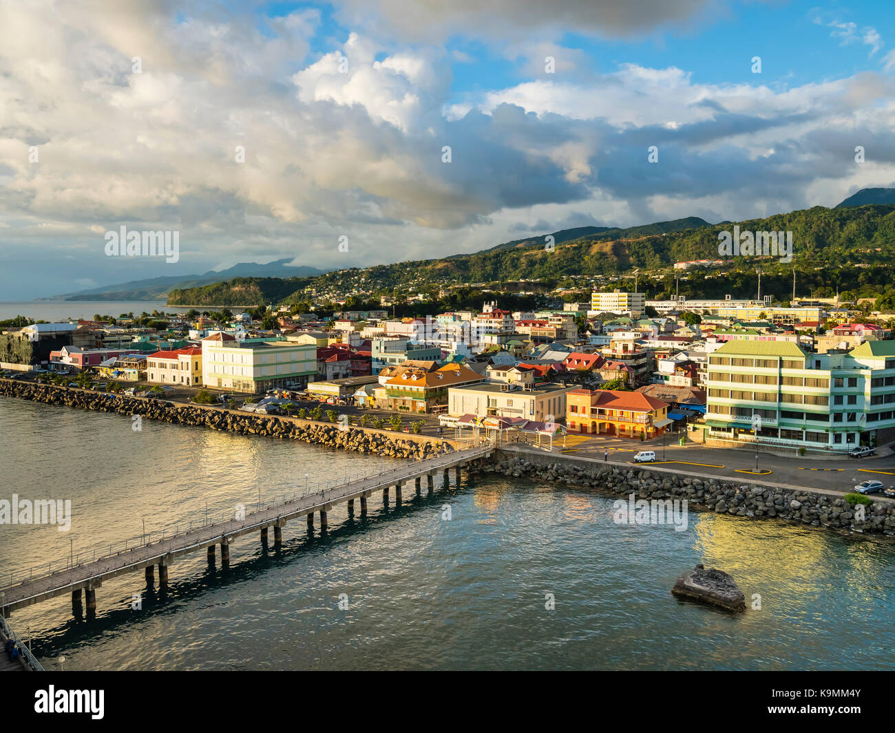 Caraibi Antille, Dominica, roseau, la vista della città al tramonto Foto Stock