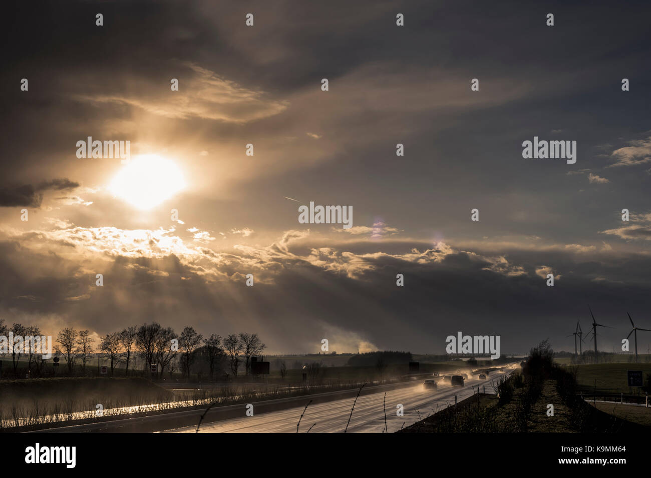 Atmosfera tempestosa sull'autostrada al crepuscolo serale Foto Stock