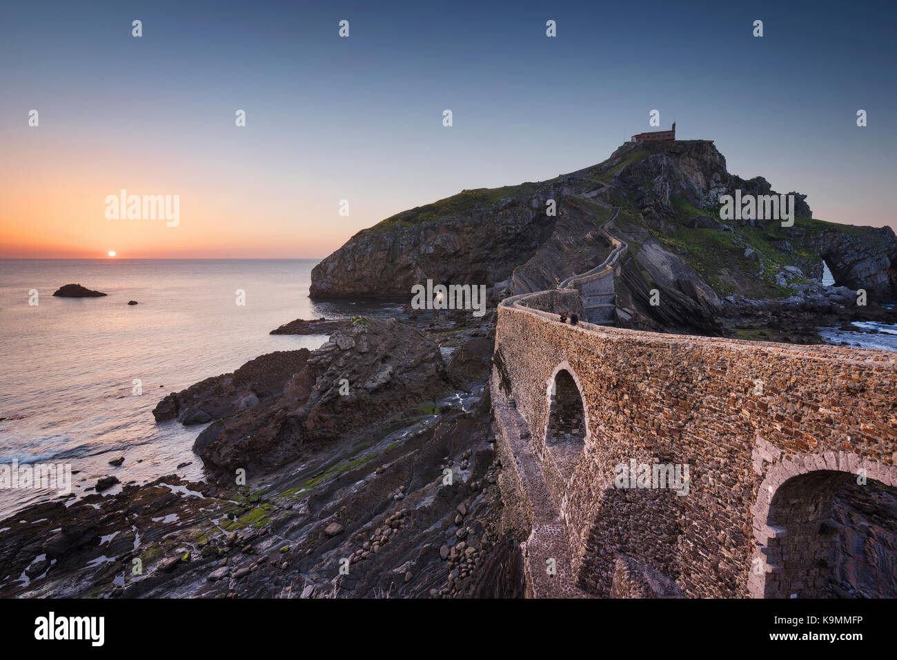 Scenic tramonto nel famoso punto di riferimento di San Juan de Gaztelugatxe, Paesi Baschi, Spagna. Foto Stock