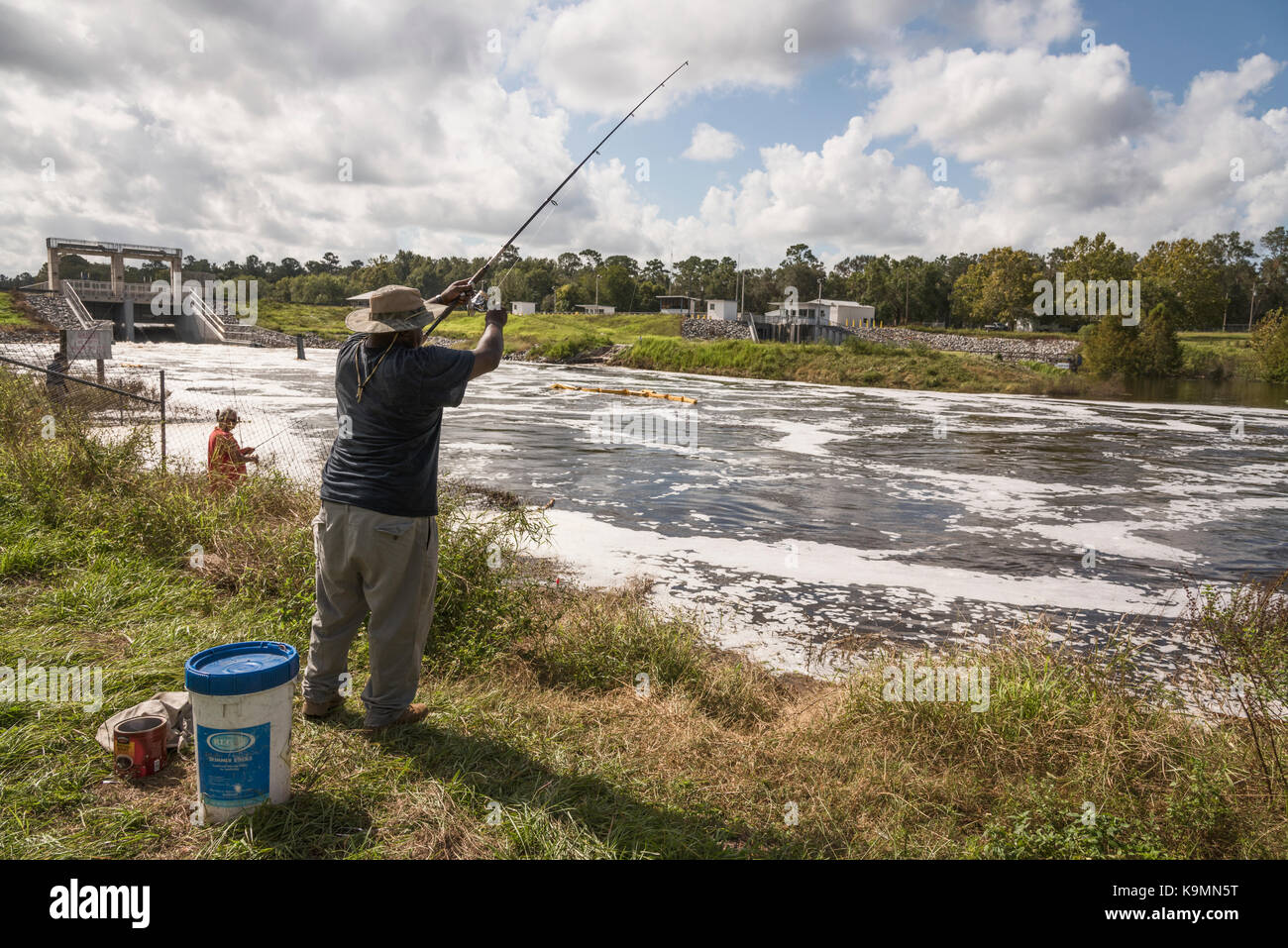 Gli uomini la pesca il Moss Bluff stramazzo in Marion County, Florida con il rilascio dell'acqua di allagamento da Hurrican Irma nel settembre 2017 Foto Stock