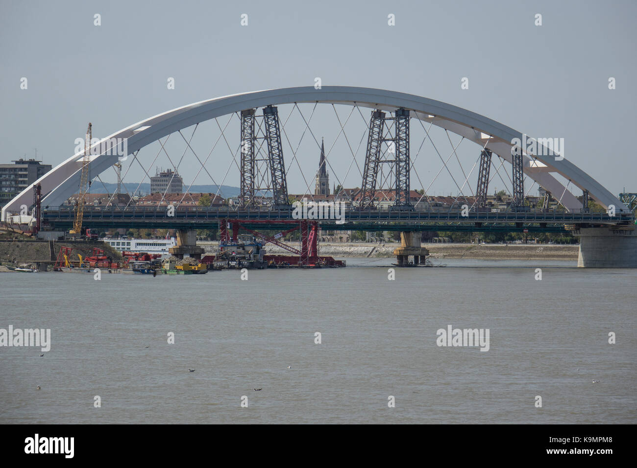 La Serbia, Novi Sad, Il Fiume Danubio & bridge Foto Stock